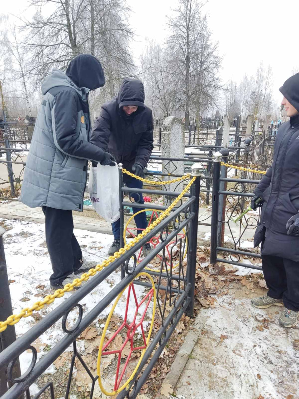 Посетили Загорское кладбище и навели порядок на могиле воина-интернационалиста Стрельцова А.В.