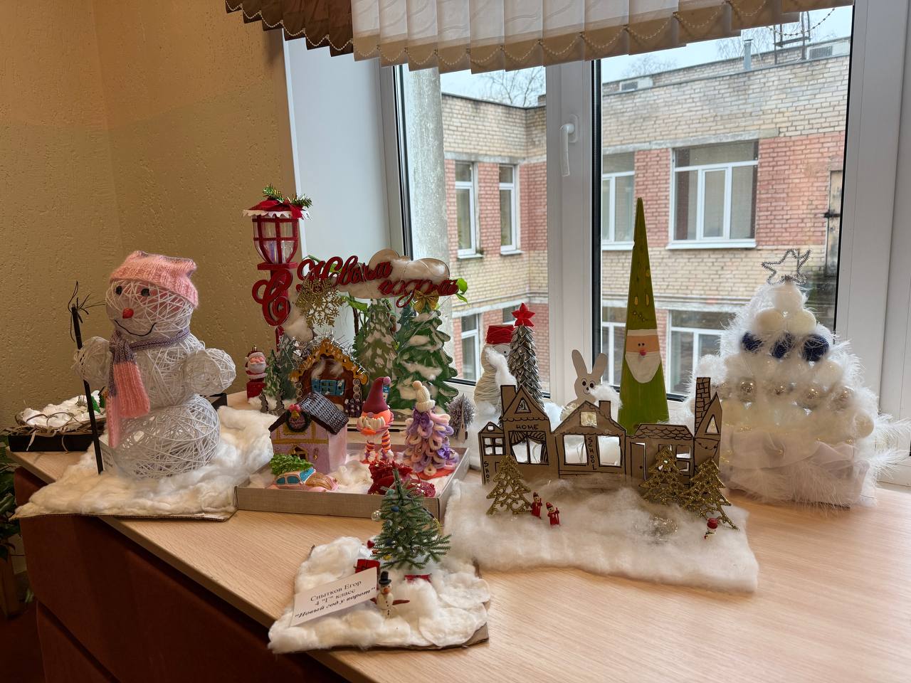 ВЫСТАВКА НОВОГОДНИХ ПОДЕЛОК: ВОЛШЕБСТВО, СОЗДАННОЕ ДЕТСКИМИ РУКАМИ