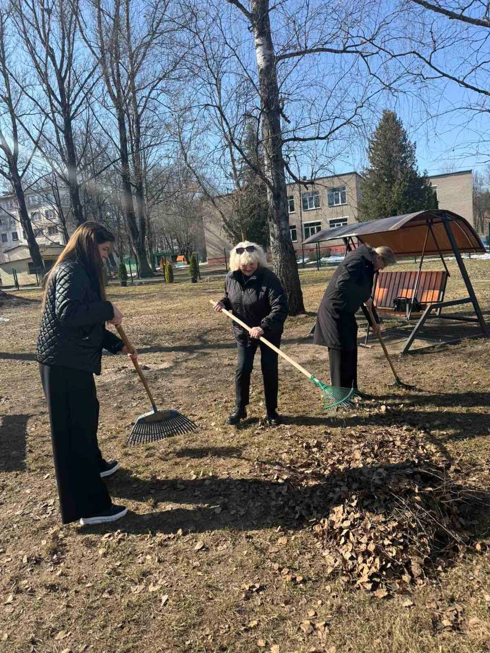Сегодня в гимназии прошел большой субботник. Мы решили, что уют начинается не с порога класса, а с чистого школьного двора.